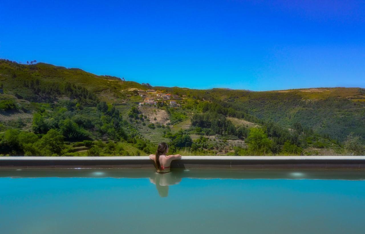 Mw Douro Wine & Spa Санта-Марта-ди-Пенагиан Экстерьер фото A woman in a swimming pool