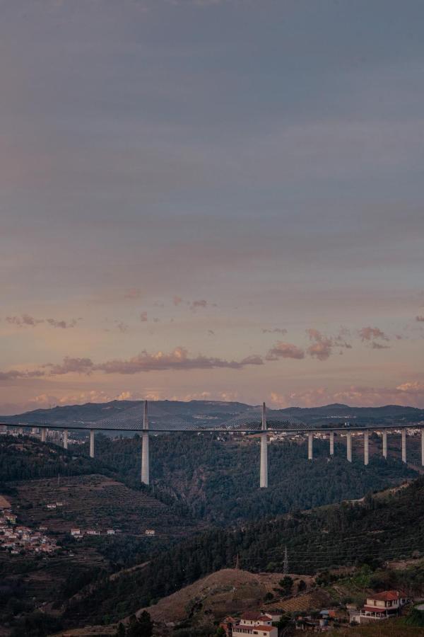 Mw Douro Wine & Spa Санта-Марта-ди-Пенагиан Экстерьер фото View of the bridge from the observation deck