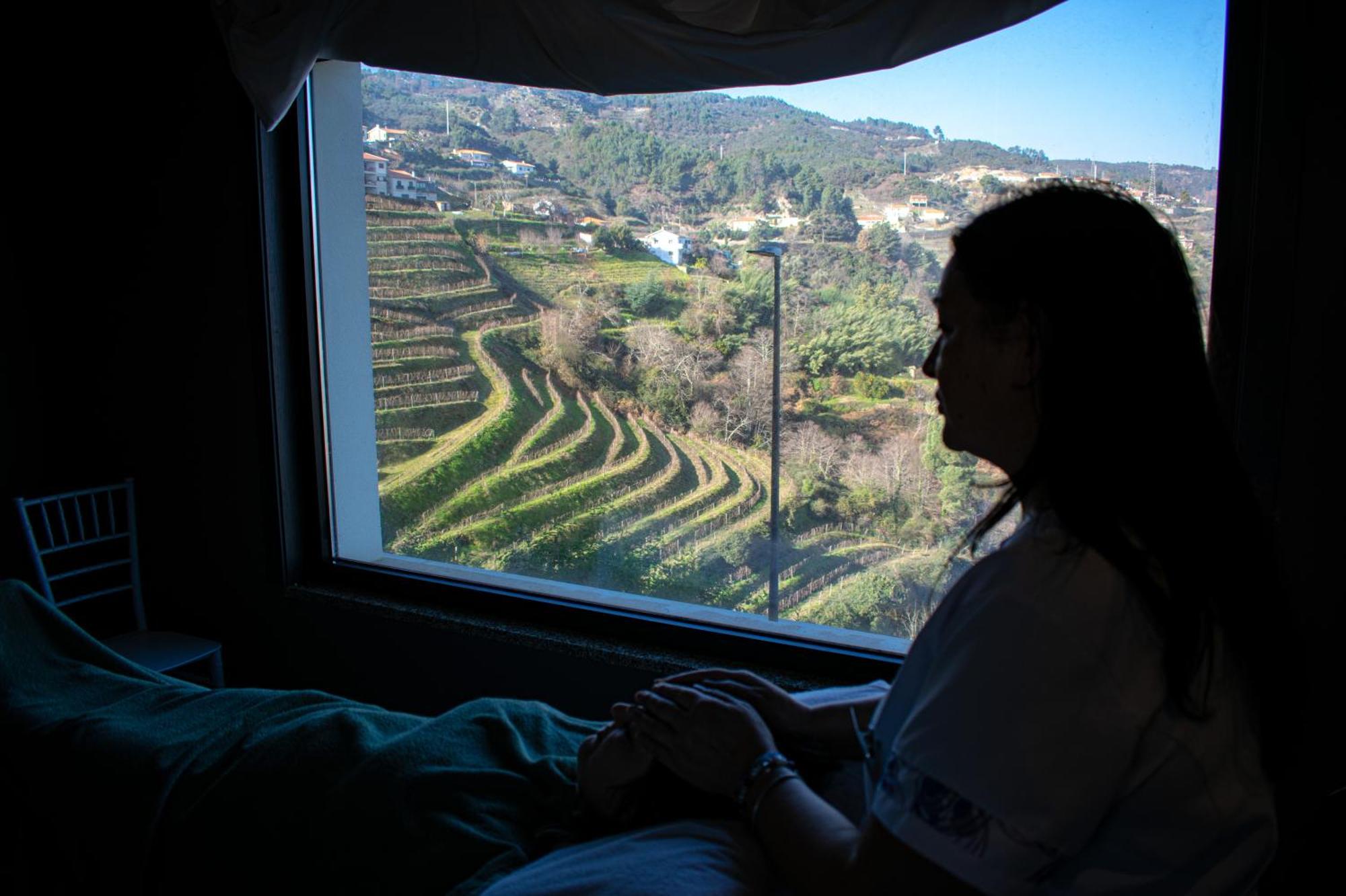 Mw Douro Wine & Spa Санта-Марта-ди-Пенагиан Экстерьер фото A woman looking out of a window