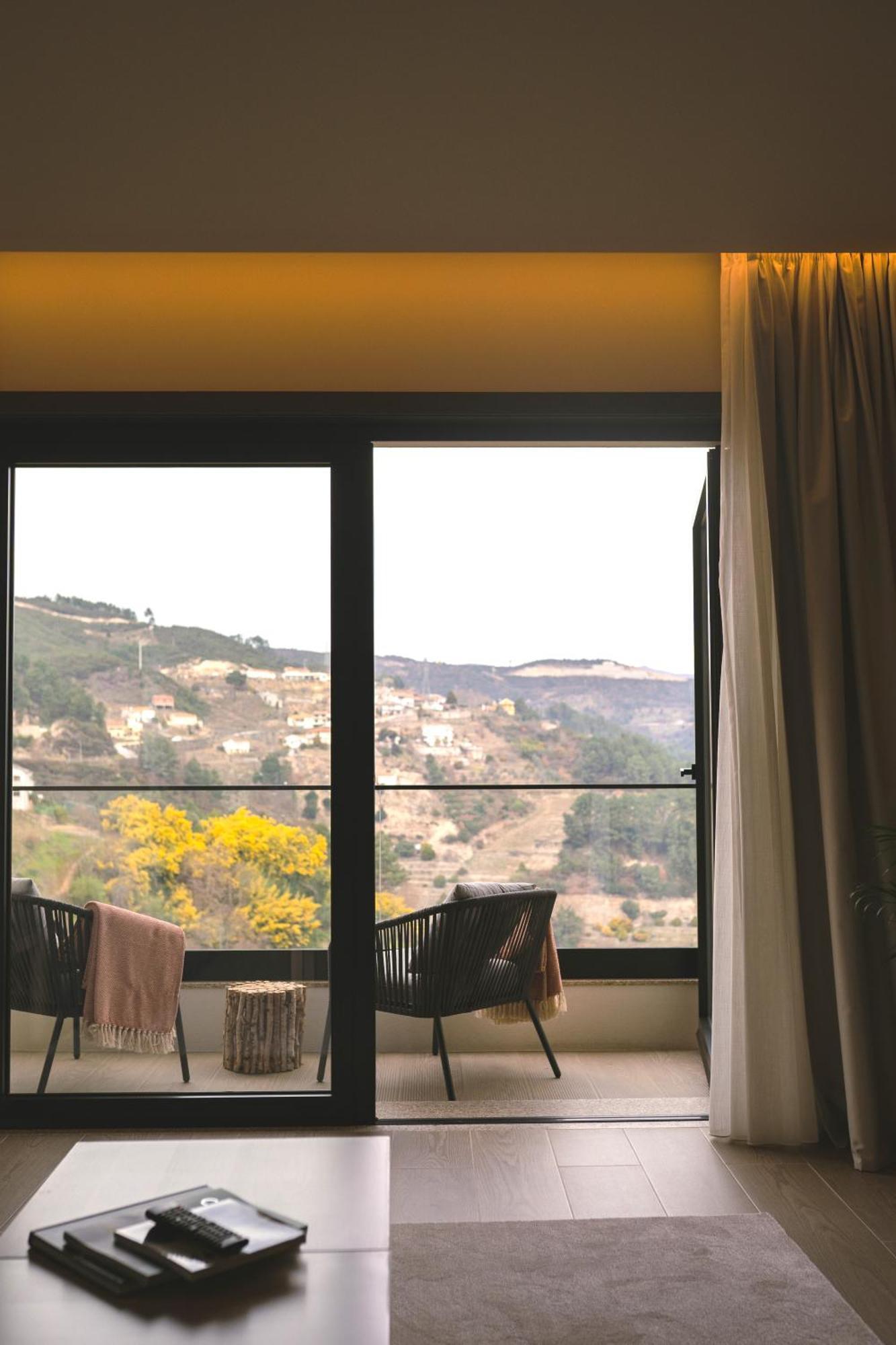 Mw Douro Wine & Spa Санта-Марта-ди-Пенагиан Экстерьер фото View of the village from the hotel